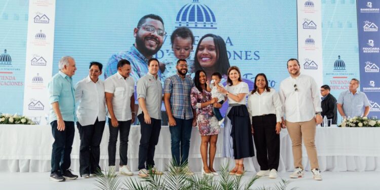Vicepresidenta Raquel Peña y ministro Bonilla entregan 200 apartamentos en “Mi Vivienda Hato Nuevo”