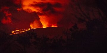 Temen que lava de volcán de Hawai cierre una carretera clave