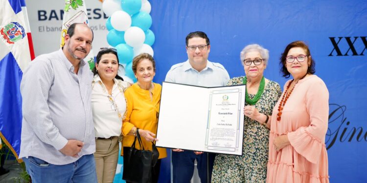 Familia Sanz Lovatón recibe homenaje póstumo a doña Zaida Ginebra