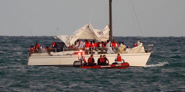 Estados Unidos detiene y repatria cientos de migrantes haitianos y cubanos