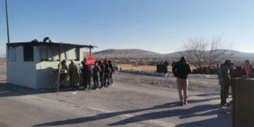 México halla a 57 migrantes adolescentes hacinados en camión