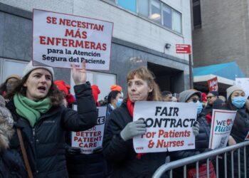 Continúa por segundo día huelga de enfermeras en dos hospitales de Nueva York