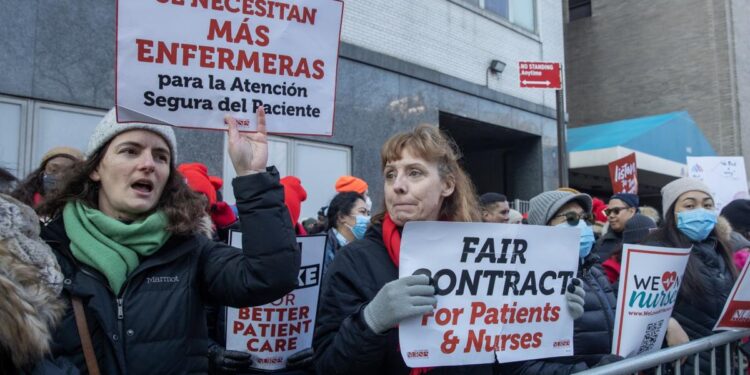 Continúa por segundo día huelga de enfermeras en dos hospitales de Nueva York