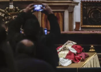 Decenas de miles ven el cuerpo de Benedicto XVI en el Vaticano