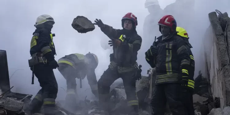 Sube a 35 el número de muertos en ataque ruso contra edificio ucraniano