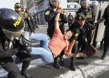 Las protestas se trasladan a la capital de Perú, respondidas con gases lacrimógenos y humo