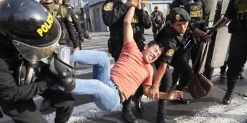 Las protestas se trasladan a la capital de Perú, respondidas con gases lacrimógenos y humo