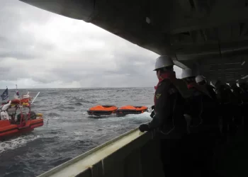 Rescataron con vida a 13 de los 22 tripulantes que viajaban en un buque de carga que naufragó en Japón