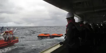 Rescataron con vida a 13 de los 22 tripulantes que viajaban en un buque de carga que naufragó en Japón