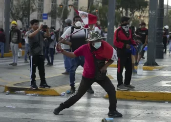 Manifestantes en Perú lanzan gases lacrimógenos tras pedido de tregua del presidente