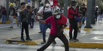 Manifestantes en Perú lanzan gases lacrimógenos tras pedido de tregua del presidente