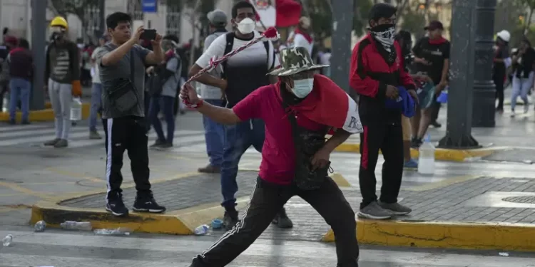 Manifestantes en Perú lanzan gases lacrimógenos tras pedido de tregua del presidente