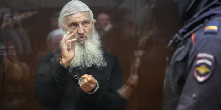 Exmonje ruso que niega el coronavirus es sentenciado a 7 años