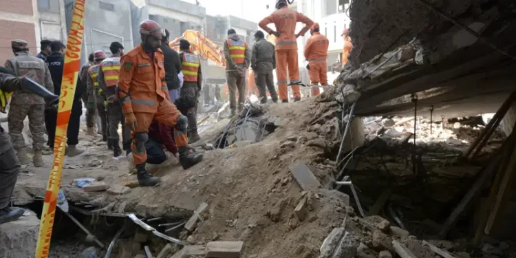 Asciende a 88 el número de muertos por atentado suicida en mezquita de Pakistán