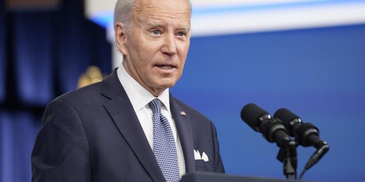 Hallan más documentos confidenciales en casa de Joe Biden