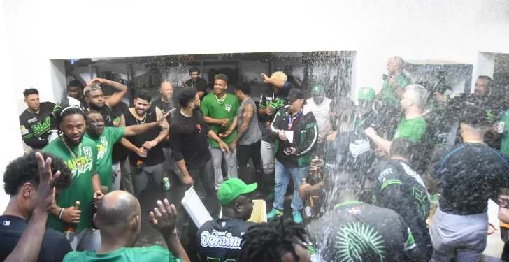 Estrellas avanzan a la final luego de eliminar a las Águilas en base a jonrones