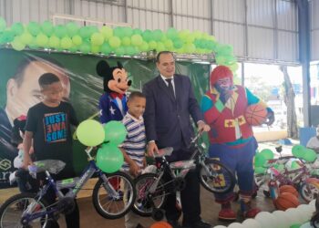 Surun Hernández realiza donaciones de juguetes educativos