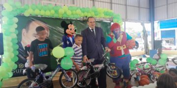 Surun Hernández realiza donaciones de juguetes educativos