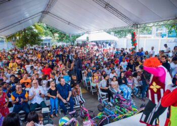 Ministro Paliza entrega juguetes a niños en el municipio Montellan