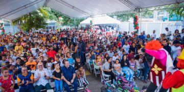 Ministro Paliza entrega juguetes a niños en el municipio Montellan