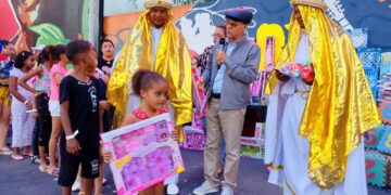 Alcalde Manuel Jiménez entrega cientos de juguetes a niños en SDE