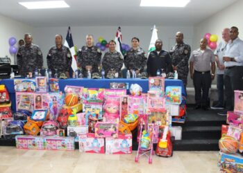Hijos de agentes de la Policía reciben juguetes por el Día de Reyes
