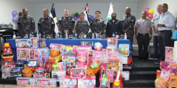 Hijos de agentes de la Policía reciben juguetes por el Día de Reyes
