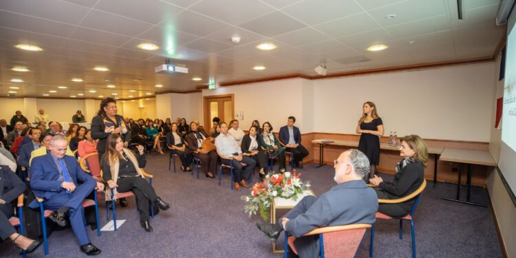 Vicepresidenta se reúne con dominicanos en Suiza