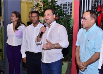 Abel Martínez reafirma compromiso con Santiago