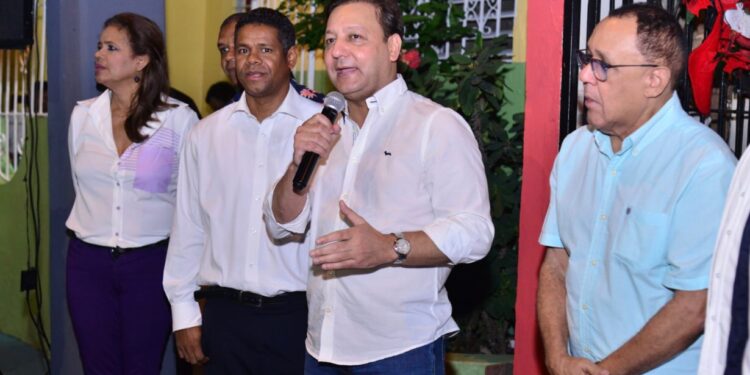 Abel Martínez reafirma compromiso con Santiago