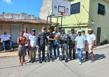 Director PN dona cancha y balón de baloncesto a comunitarios del sector San Miguel, Manoguayabo, S.D.O
