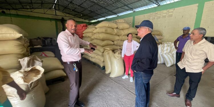Expresidente Danilo Medina sostiene encuentro con productores de aguacate en Cambita