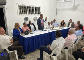 Mérido Torres juramenta estructura política para ganar alcaldía de SDE