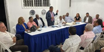 Mérido Torres juramenta estructura política para ganar alcaldía de SDE