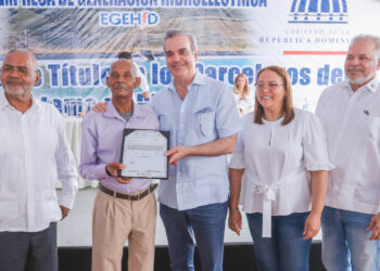 Presidente Abinader entrega 150 títulos de un total de 238 en Vallejuelo, San Juan
