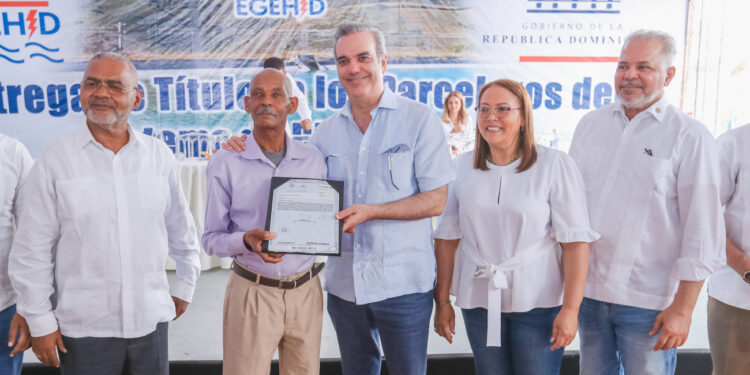 Presidente Abinader entrega 150 títulos de un total de 238 en Vallejuelo, San Juan