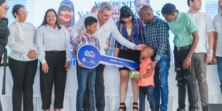 Presidente Abinader entrega 100 apartamentos en “Mi Vivienda Hato Nuevo”