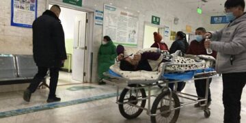 Las camas se agotan en el hospital de Beijing a medida que se propaga COVID-19