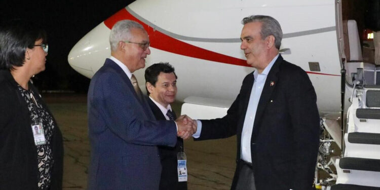 Presidente Luis Abinader llega a Argentina para participar en la Cumbre CELAC