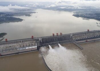 China: 2 muertos y 7 desaparecidos al rebosar una represa