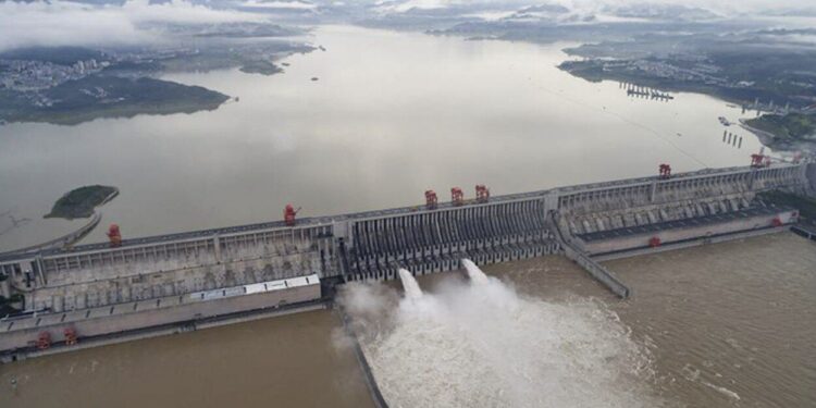 China: 2 muertos y 7 desaparecidos al rebosar una represa