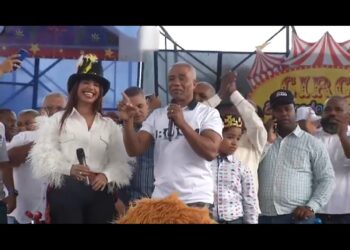 Betty Gerónimo y Francisco Fernández denuncian basura recolectada por alcaldía de SDN es lanzada a cañadas