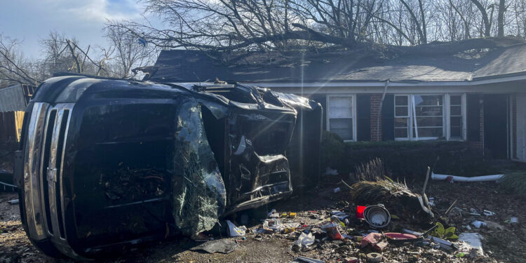Más de una docena de tornados arrasan Alabama y dejan al menos 6 muertos