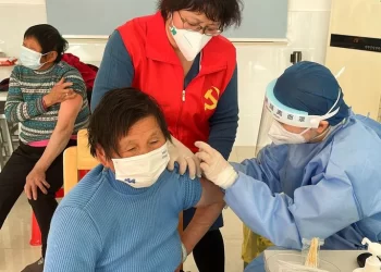 Estados Unidos volvió a ofrecer vacunas a China para controlar el rebrote de COVID
