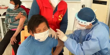 Estados Unidos volvió a ofrecer vacunas a China para controlar el rebrote de COVID