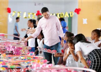 Amador Figaris y Fundación padre Rogelio Cruz  entregan de juguetes a cientos de niños del sector Capotillo