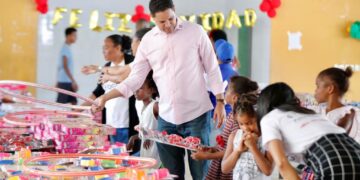 Amador Figaris y Fundación padre Rogelio Cruz  entregan de juguetes a cientos de niños del sector Capotillo