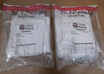 Ocupan en el AILA 21 láminas de cocaína camuflados en mochila, abrigo y cartera