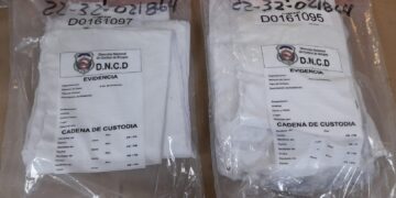 Ocupan en el AILA 21 láminas de cocaína camuflados en mochila, abrigo y cartera