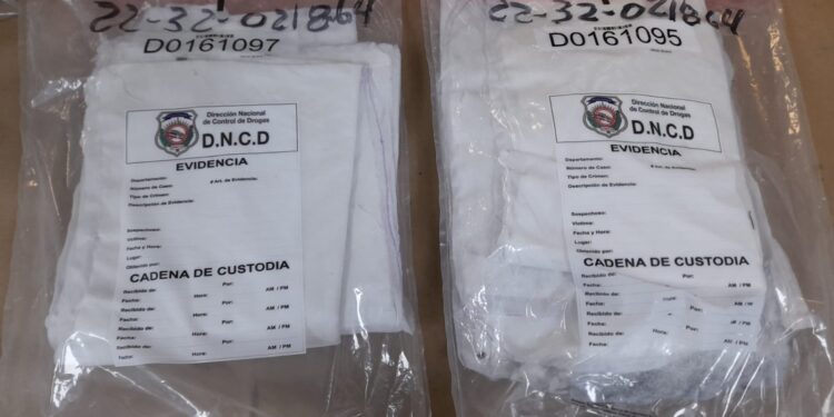 Ocupan en el AILA 21 láminas de cocaína camuflados en mochila, abrigo y cartera